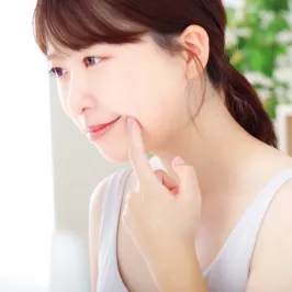 顔のむくみを気にする女性