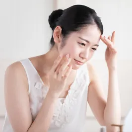 ニキビを気にする女性