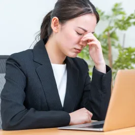 目の疲れが辛い女性