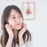 美容鍼を受けようか検討する女性