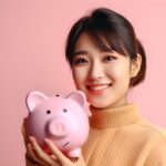 貯金箱を持った女性