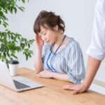 定期的に発生する頭痛に悩む女性