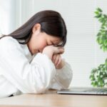 デスクワークで目の疲れを抱える女性