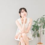 頬杖をついて考える女性
