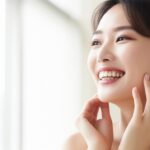 美容鍼の効果を実感して喜ぶ女性