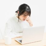 ひどい目の疲れで悩むシステムエンジニア