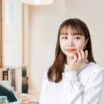 頬に手を当てる女性