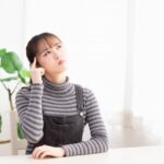 考え事をする女性