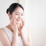 肌荒れが改善されて喜ぶ表情の女性