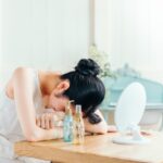 いろんなスキンケアを試しても改善されず落ち込む女性