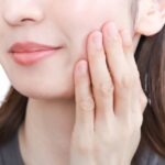顔のたるみがなくなり喜ぶ表情の女性