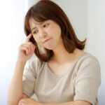 美容鍼のリスクに不安を抱える女性