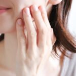 フェイスラインを気にする女性