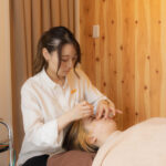 美容鍼の施術の様子
