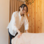 美容整体をするセラピスト