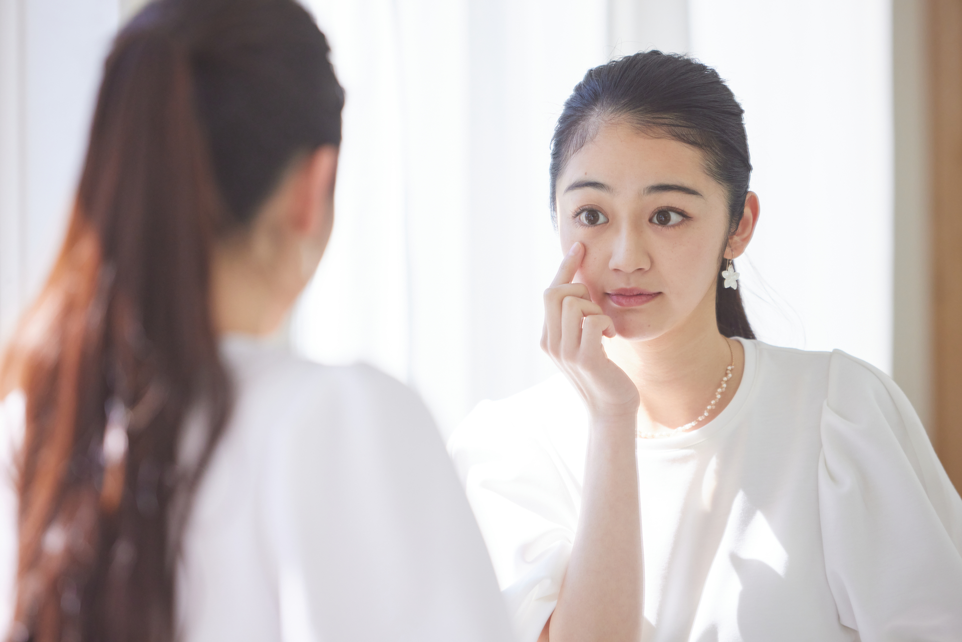 目の下のたるみは美容鍼で改善できる？期待できる効果やおすすめのセルフケアを徹底解説